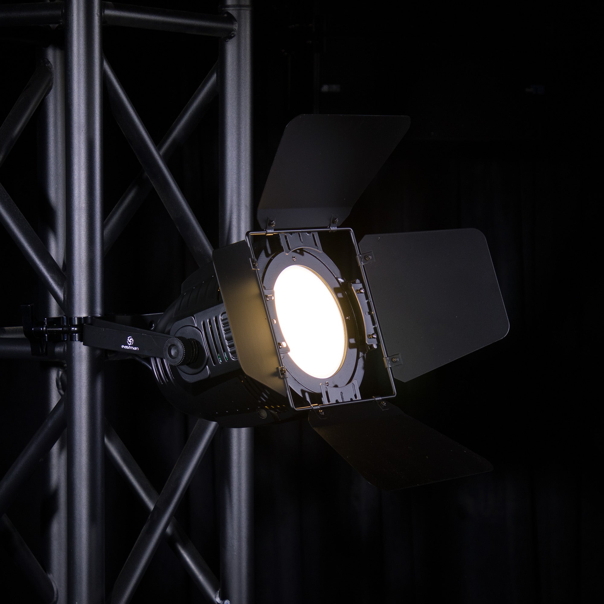 Eastman 8 IGNITE 2 Par LED 8 iGNITE-2, Par Led COB 2x100W Barndoor + Case