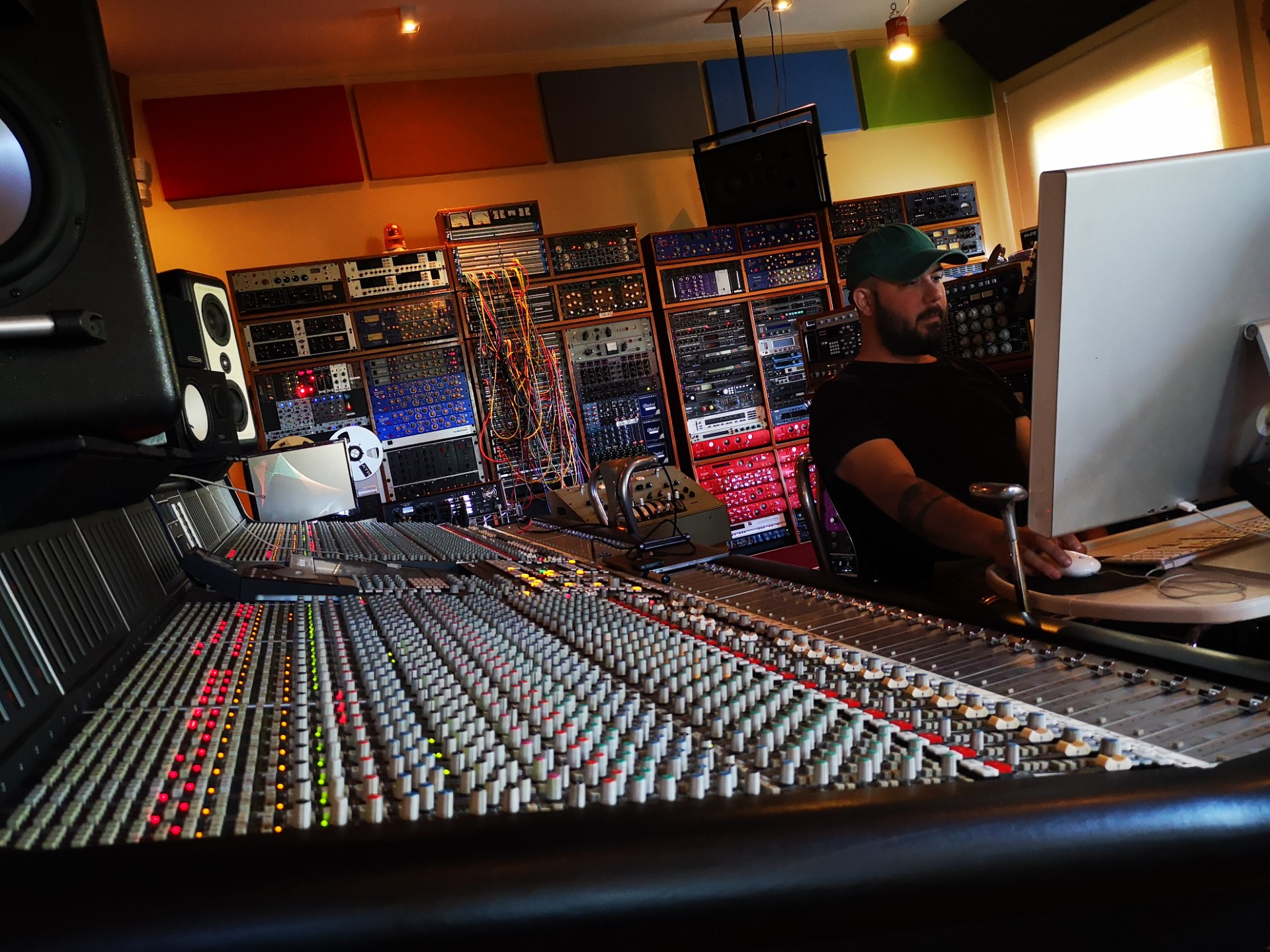 Experimentación y construcción de identidad sonora en la producción musical - Por Arturo Zegers